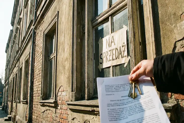 Sprzedaż nieruchomości po spadku – kiedy bez podatku?